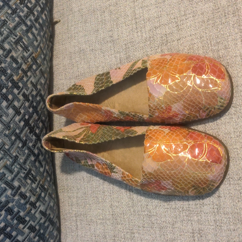 Aerosols shiny super cute floral flats size 6 in very good used condition